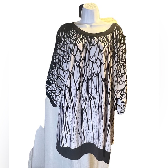 Lane Bryant Plus Size 26/28 Black & White Print Banded Stretch Top - Picture 3 of 6